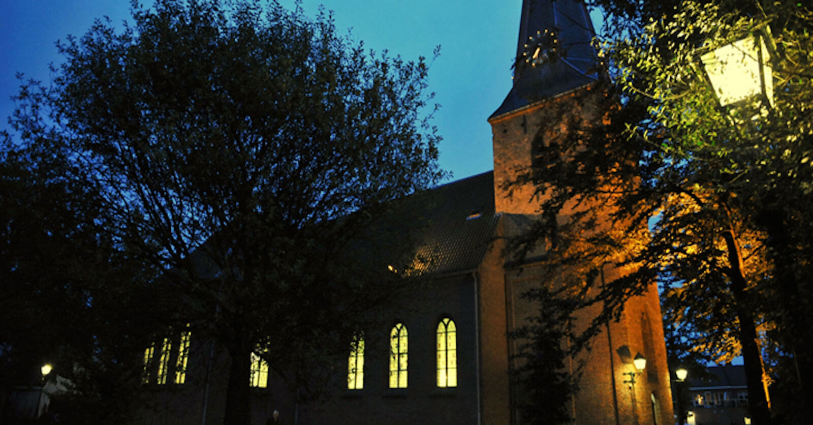 De Dorpskerk bij avond