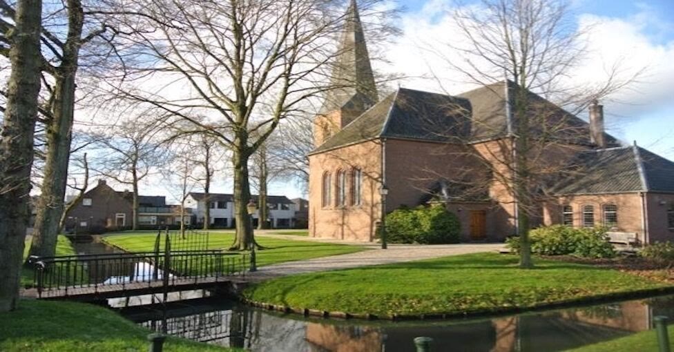 De Dorpskerk in de winter, vanaf de gracht