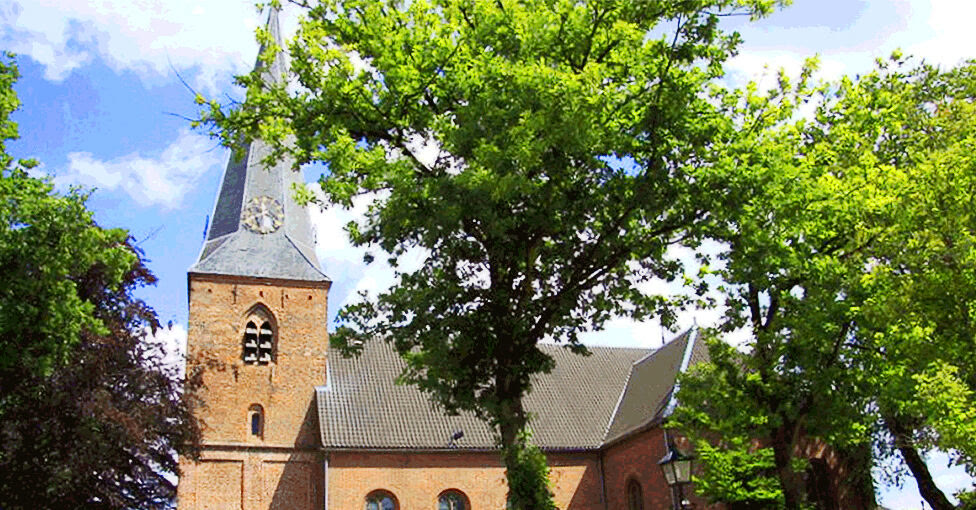 De Dorpskerk aan de Schoutstraat in de zomer