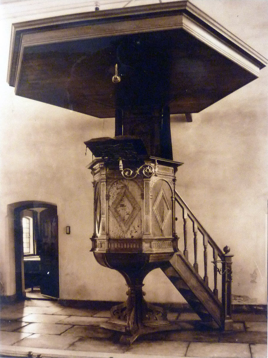 De houten preekstoel van de Dorpskerk met klankbord en trap, historische opname