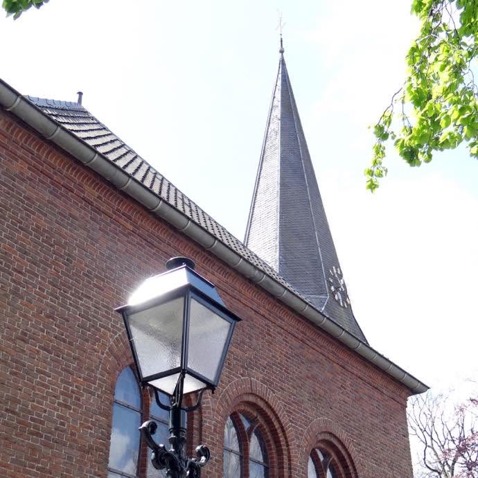 De toren van de Dorpskerk met de lantaarn bij de ingang